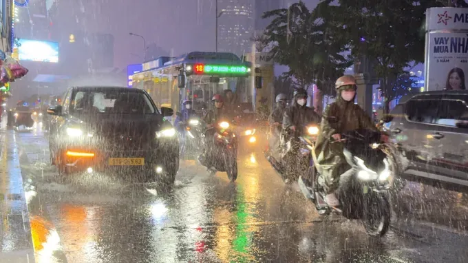 10月7日傍晚，胡志明市中心区出现强降雨。图：廷余
