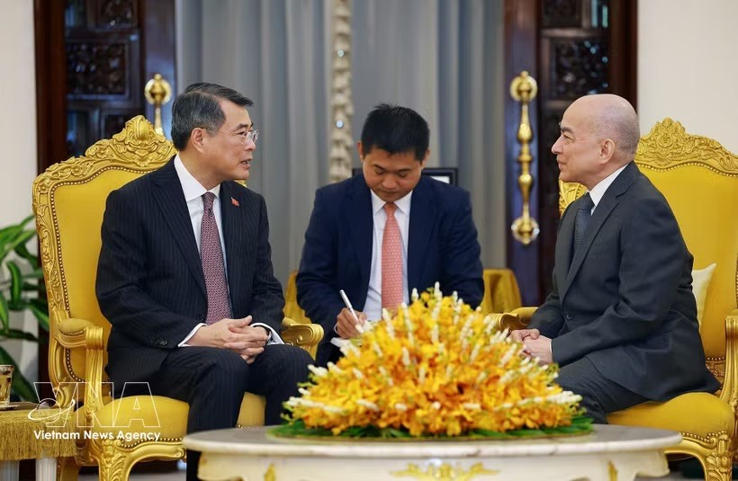 政府总理黎明兴前往柬埔寨王宫拜会柬埔寨国王诺罗敦·西哈莫尼。