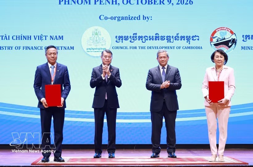 政府总理黎明兴与柬埔寨首相洪玛奈见证两国相关机关和企业交换了5份合作文件。