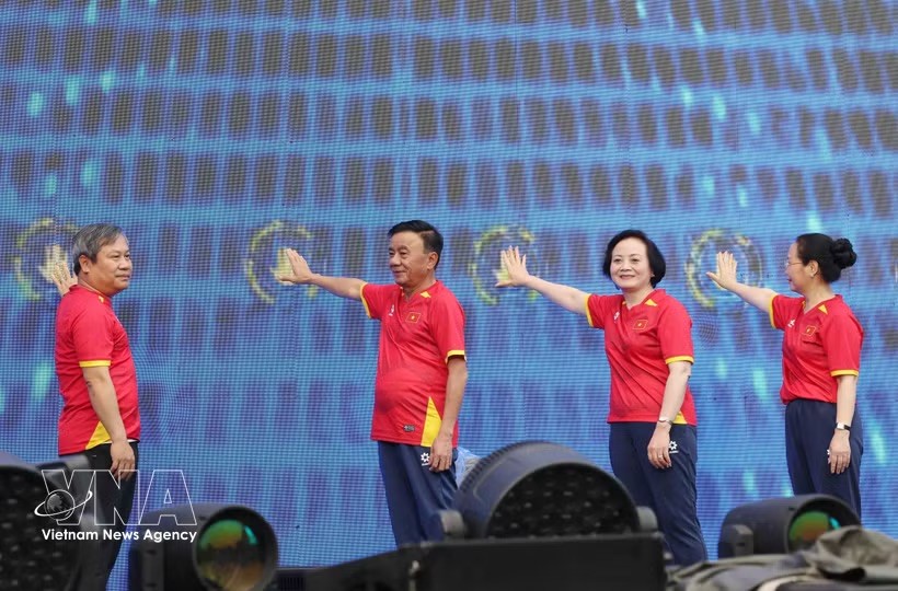 党中央书记处常务书记陈锦秀（左二）、政府副总理范氏清茶（左三）与各位代表共同启动全国运动“每位公民至少锻炼一项体育运动”。