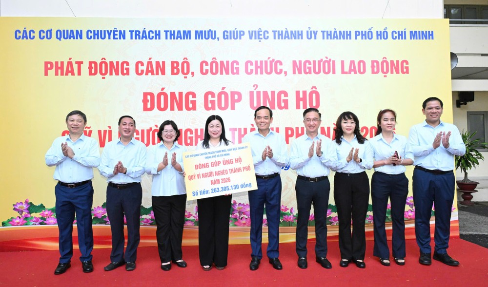 胡志明市市委书记陈留光与代表们出席干部、公务员和劳动者捐款支持2026年“胡志明市为穷人” 基金的发起仪式。图：越勇