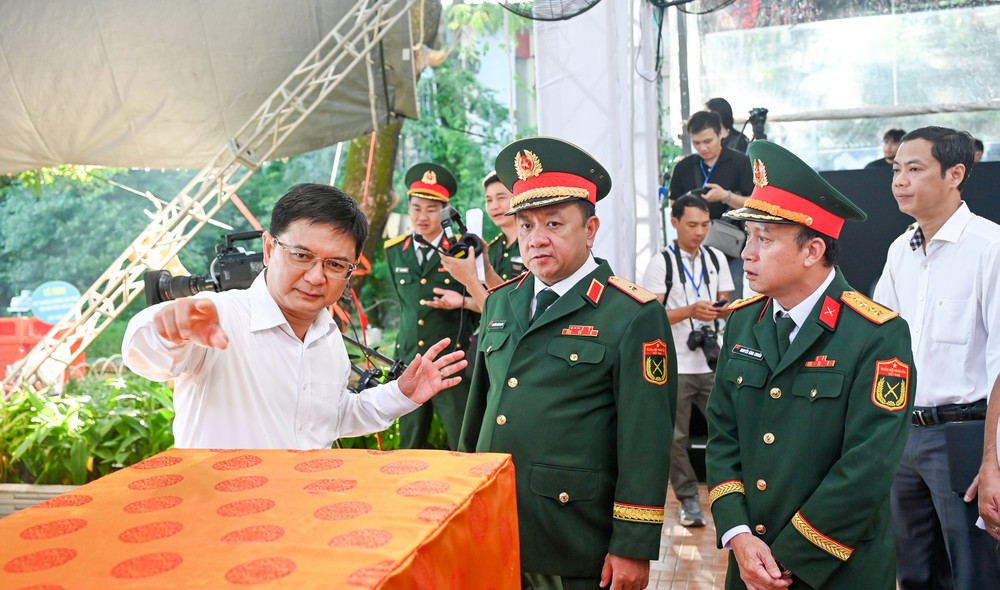 胡志明市人委会副主席阮孟强在彩排现场与相关单位就组织工作进行交流。 