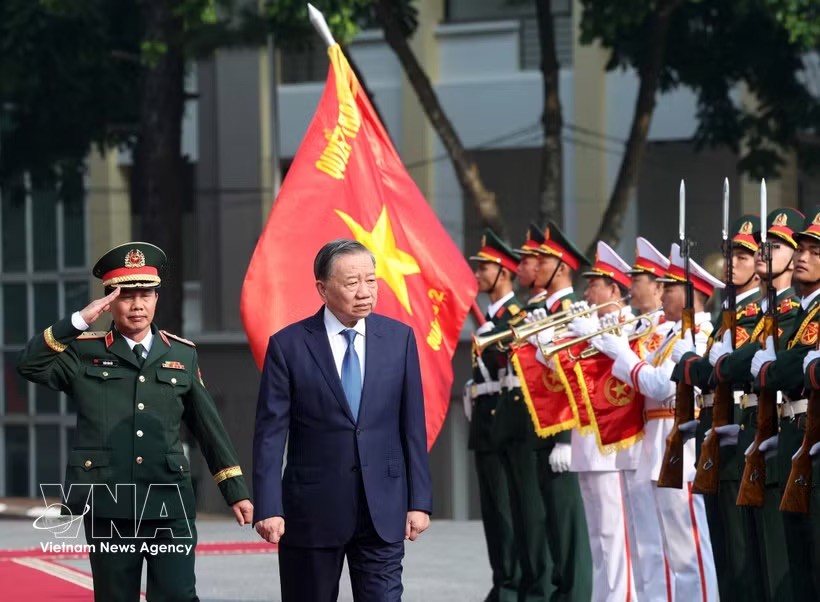 党中央总书记、国家主席、中央军委书记苏林在纪念活动上检阅仪仗队。