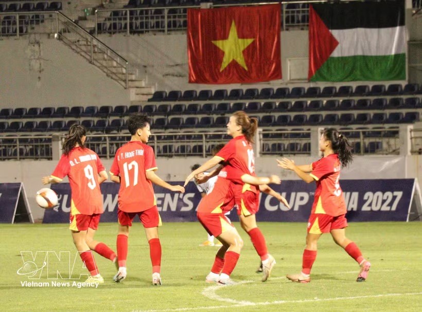 越南U17女足球员在攻破吉尔吉斯斯坦U17女足球门、帮助球队以1比0领先后庆祝。