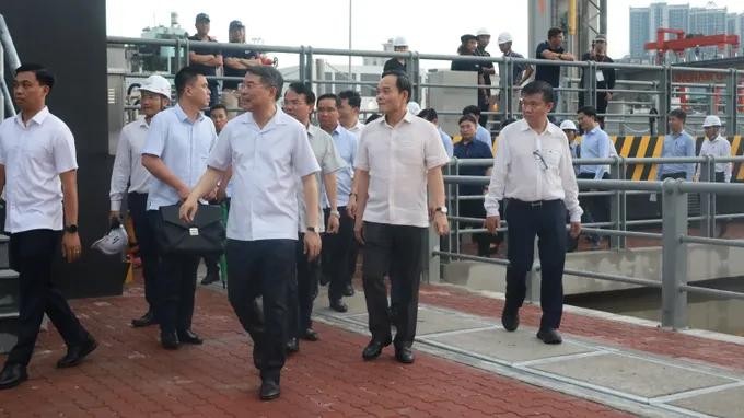 政府总理黎明兴与代表团在胡志明市浸石坊新顺闸视察。图：国雄