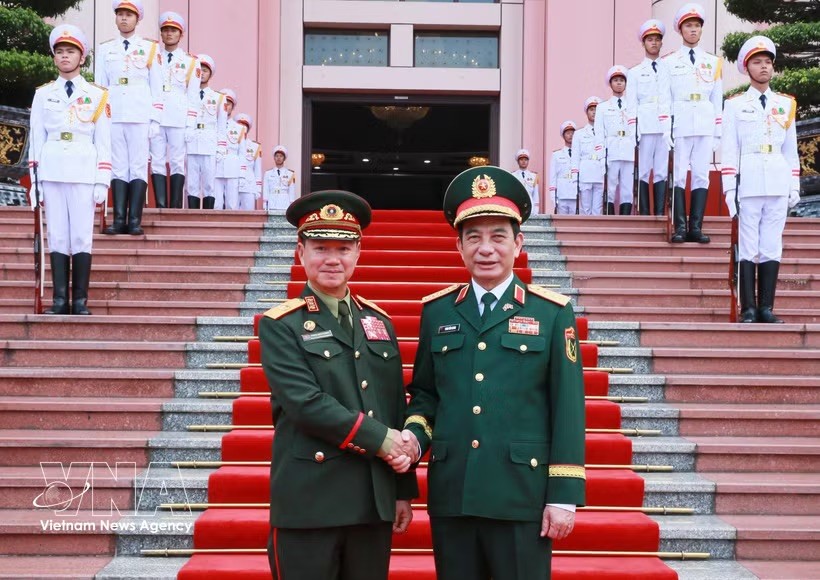 党中央政治局委员、政府副总理、国防部长潘文江大将（右）在河内主持仪式，欢迎坎良·乌塔凯松大将一行。
