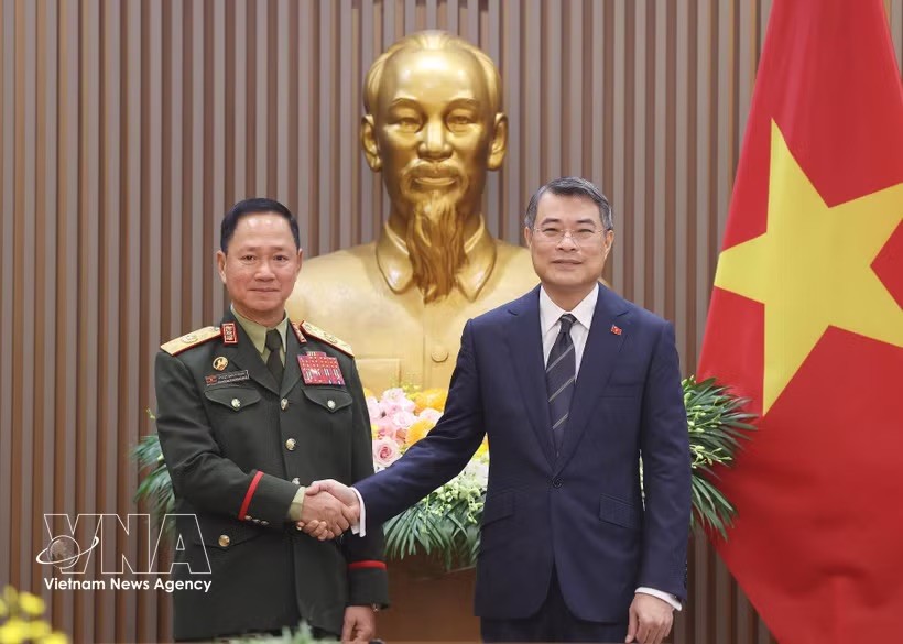 政府总理黎明兴会见老挝政府副总理兼国防部长坎良·奥萨宋大将。