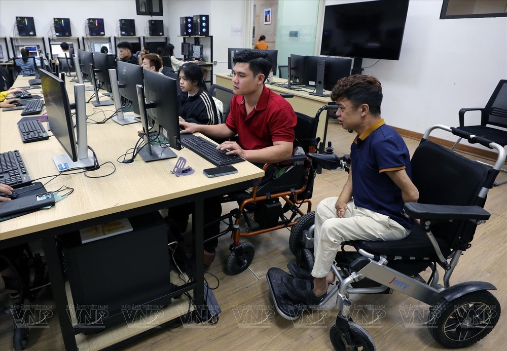 武峰奇老师在残疾人毅力中心开展资讯技术领域的职业培训，同时为残疾人提供激励与支持。图自越通社