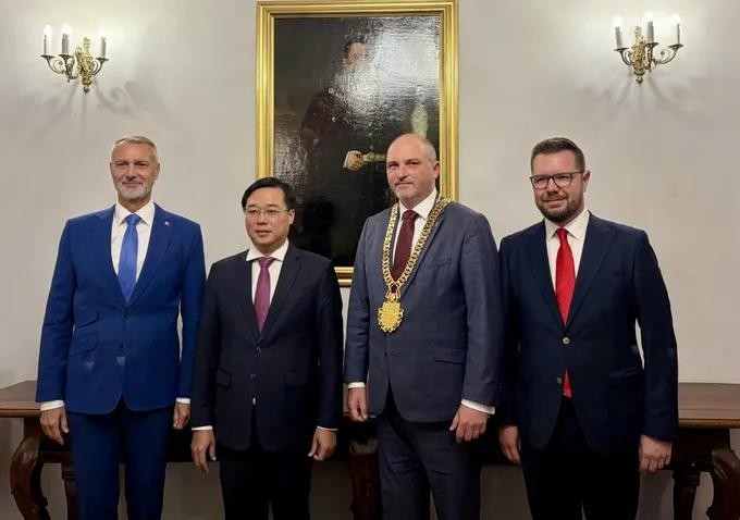 斯洛伐克共和国国民议会议长理查德·拉西（左一）出席工作会议。图：明桂