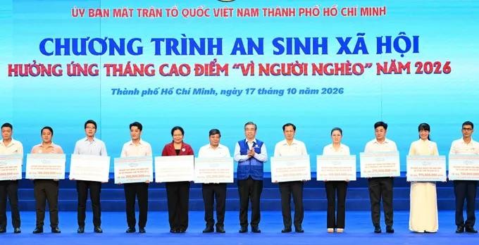 阮福禄副书记向各乡、坊代表捐赠贫困学生助学金象征牌匾。图：越勇