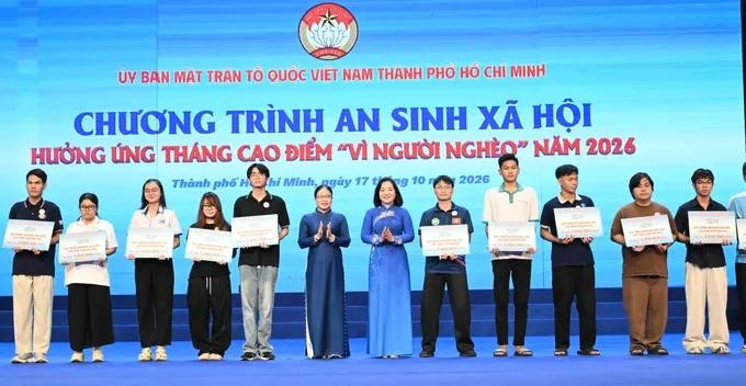 dong-chi-truong-thi-bich-hanh-trao-hoc-bong-nguyen-huu-tho-den-hoc-sinh-sinh-vien-hoan-canh-kho-khan-anh-viet-dung.jpg