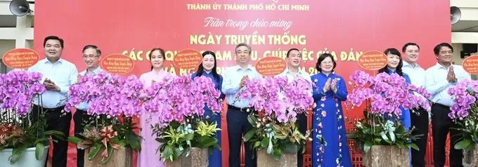 thuong-truc-thanh-uy-tphcm-tang-hoa-chuc-mung.jpg