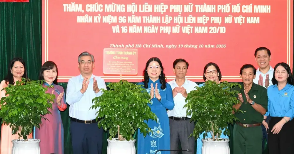 胡志明市市委副书记阮福禄探望并祝贺市妇联会