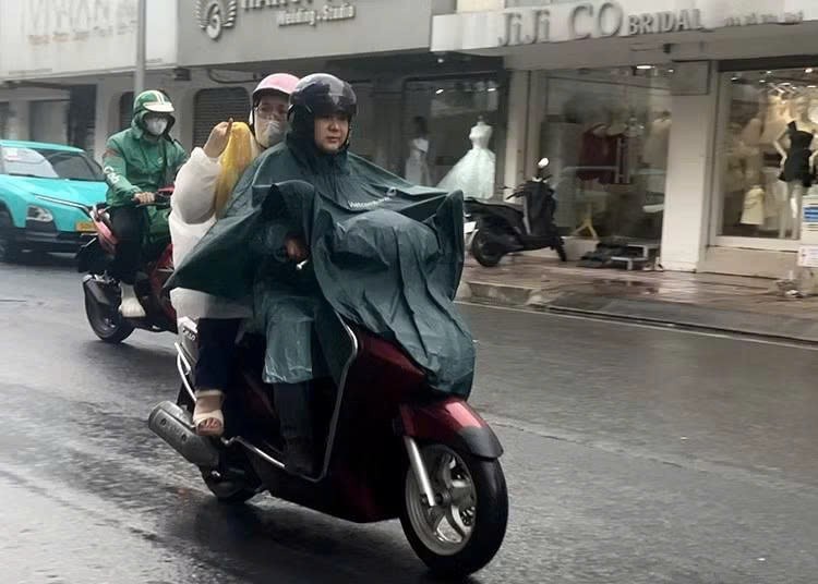 南部地区雷雨天气持续，降雨量普遍为10至30毫米。