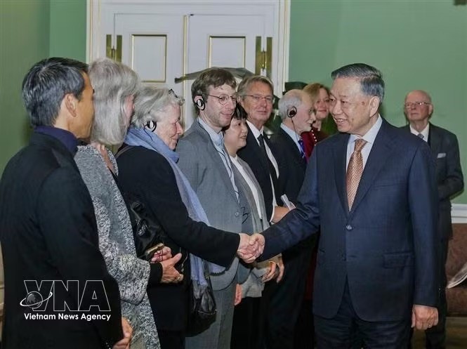 党中央总书记、国家主席苏林与丹越友好协会代表交流。 图自越通社