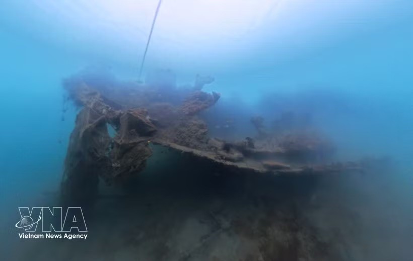 无编号C143号船沉入海底60多年后，船体已出现氧化、钙化现象，并被珊瑚和其他海洋生物覆盖。