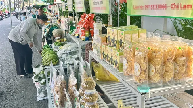 市民前往平富坊2026年胡志明市及各省市安全农产品展示点购物。图：清贤