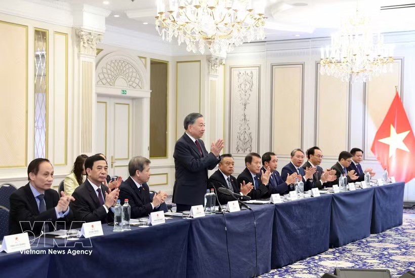 苏林总书记、国家主席会见在比利时和卢森堡的越南专家和知识分子代表。