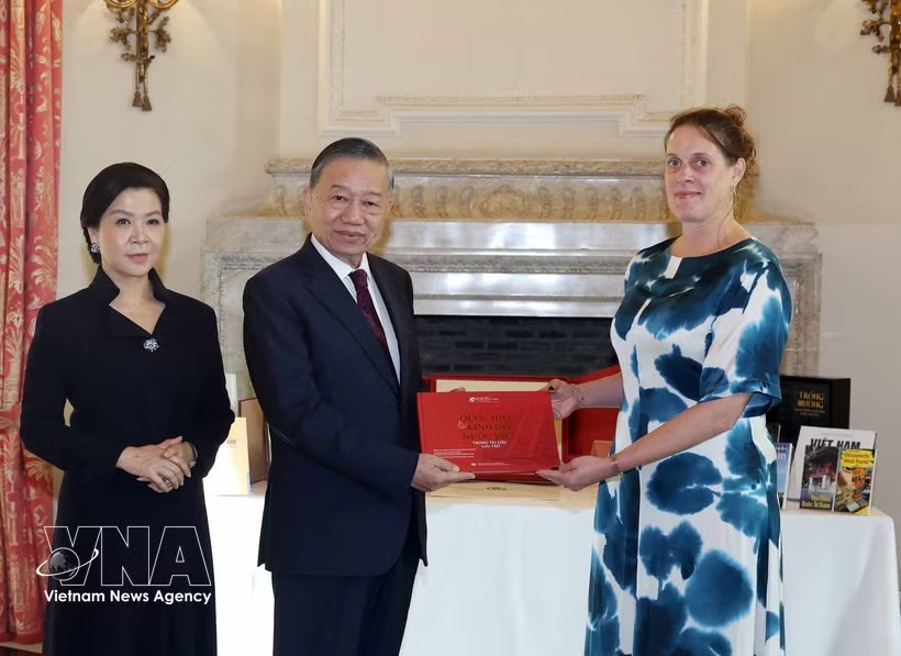 苏林总书记、国家主席及夫人向比利时皇家图书馆赠书。