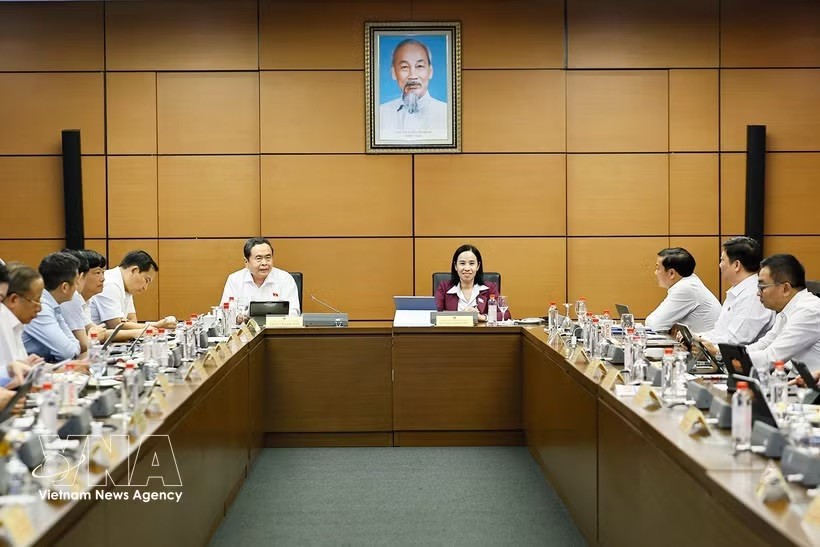 国会就各部法律草案进行分组讨论。