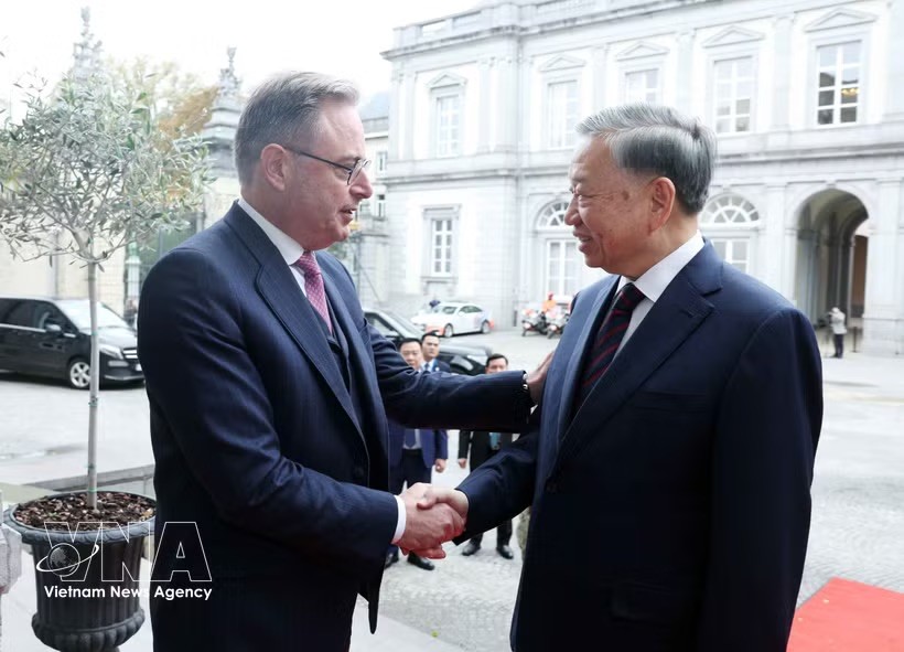 比利时王国首相巴尔特·德韦弗迎接党中央总书记、国家主席苏林。