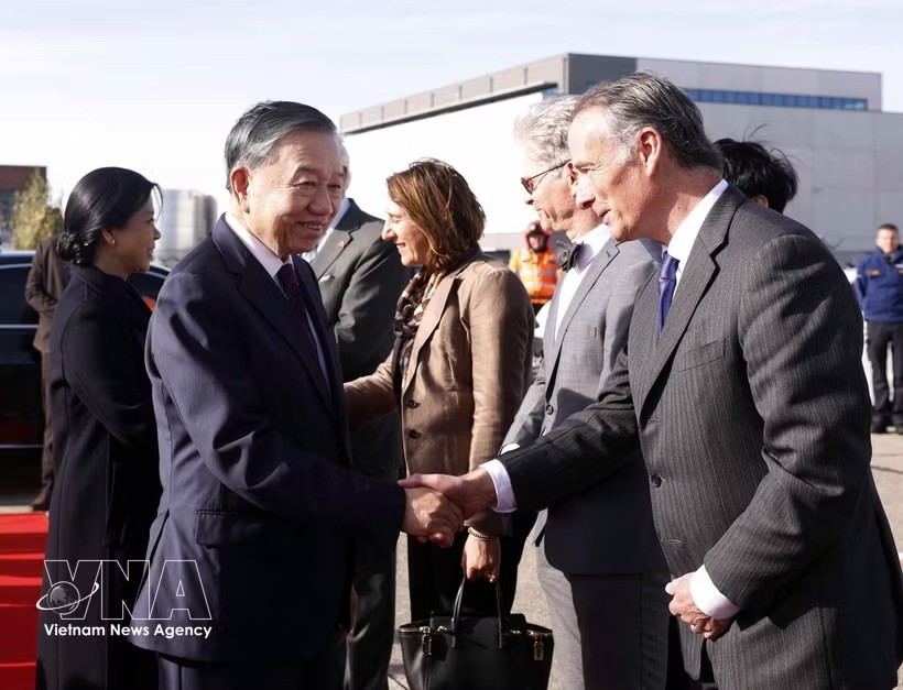 比利时官员在布鲁塞尔梅尔斯布鲁克军用机场为党中央总书记、国家主席苏林和夫人吴芳璃及越南高级代表团送行。