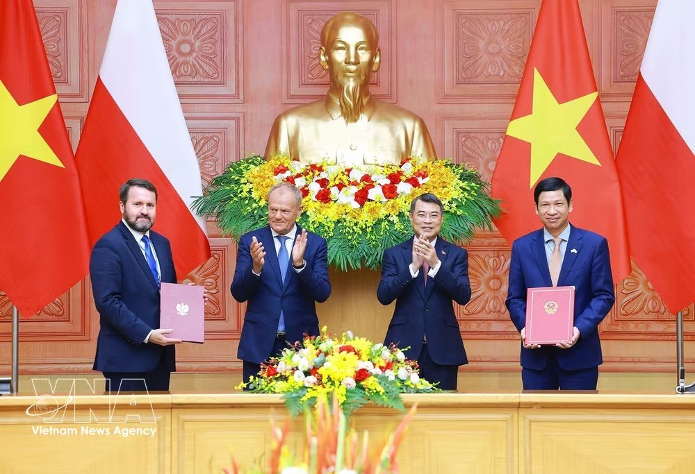 thu-tuong-le-minh-hung-va-thu-tuong-cong-hoa-ba-lan-donald-tusk-hoi-dam-9112389.jpeg