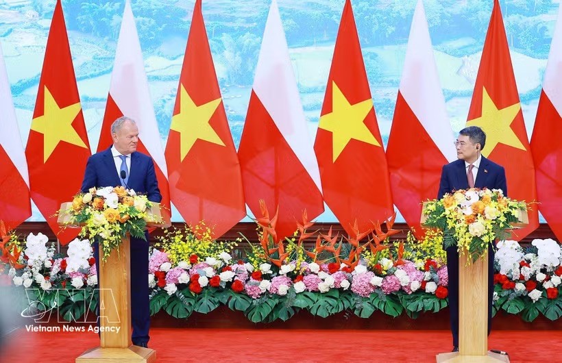 政府总理黎明兴与波兰总理唐纳德·图斯克在会谈结束后，在政府办事处共同会见记者。