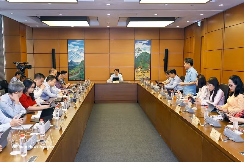 莱州省和安江省代表团分组讨论。