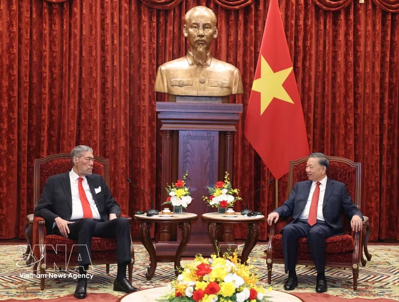 党中央总书记、国家主席苏林与多米尼加共和国统一左翼运动党总书记米格尔·梅希亚。