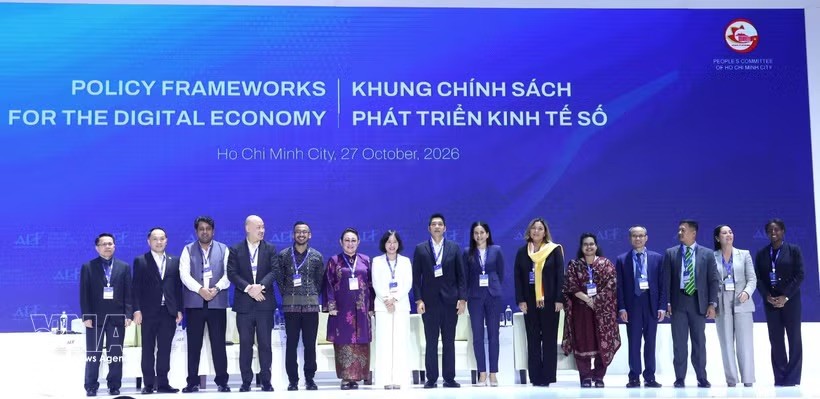 出席数字经济发展政策框架座谈会的各位代表合影。