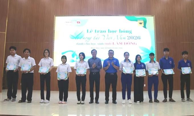 dai-dien-bao-sai-gon-giai-phong-va-tinh-doan-lam-dong-trao-hoc-bong-cho-cac-em-hoc-sinh.jpg