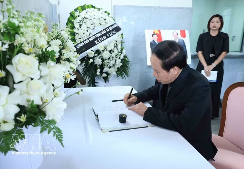 黎进珠副总理在日本原首相福田康夫吊唁簿上签字。