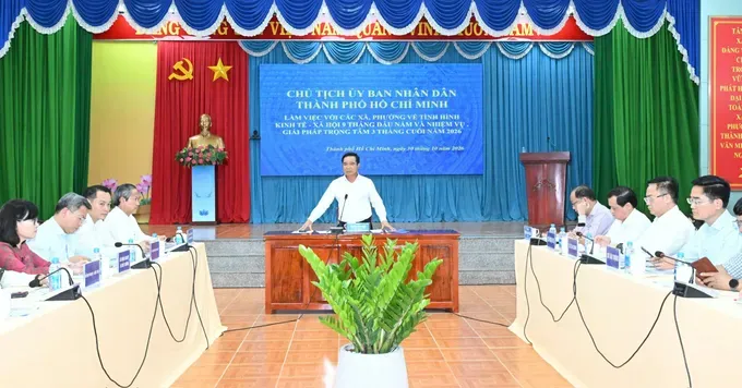 胡志明市人委会主席阮文得主持会议。图：越勇