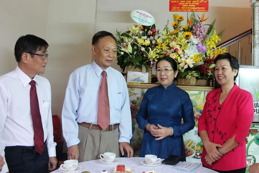 Lãnh đạo TPHCM thăm Nhà giáo ưu tú PGS-TS Cao Minh Thì ảnh 2