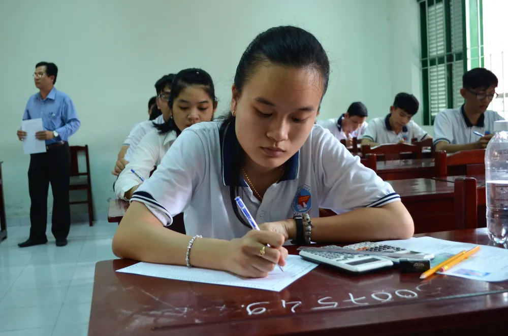 Thứ trưởng Bộ GD- ĐT Nguyễn Văn Phúc thị sát nhiều điểm thi tại TPHCM, Long An, Tiền Giang ảnh 2