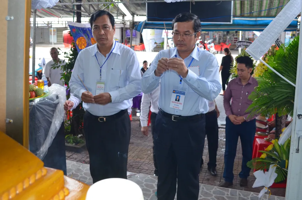 Đoàn của Bộ GD-ĐT viếng thầy giáo coi thi bị đột tử ảnh 1