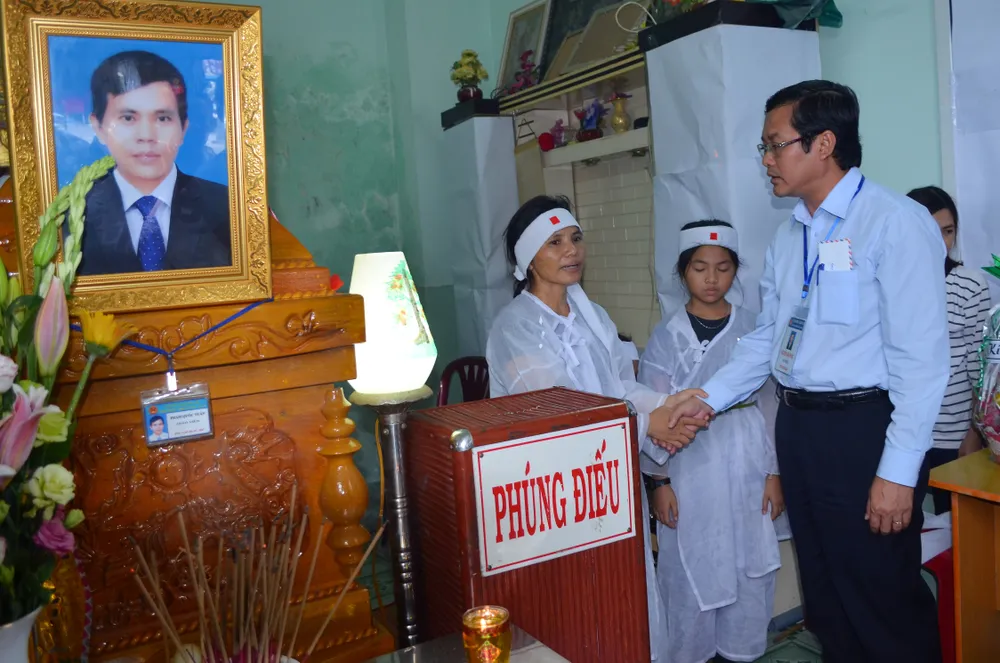 Đoàn của Bộ GD-ĐT viếng thầy giáo coi thi bị đột tử ảnh 2