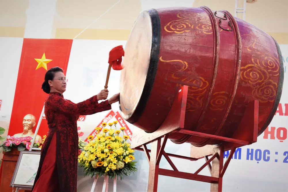 Chủ tịch Quốc Hội Nguyễn Thị Kim Ngân dự lễ khai giảng Trường THPT chuyên Lê Hồng Phong ảnh 1