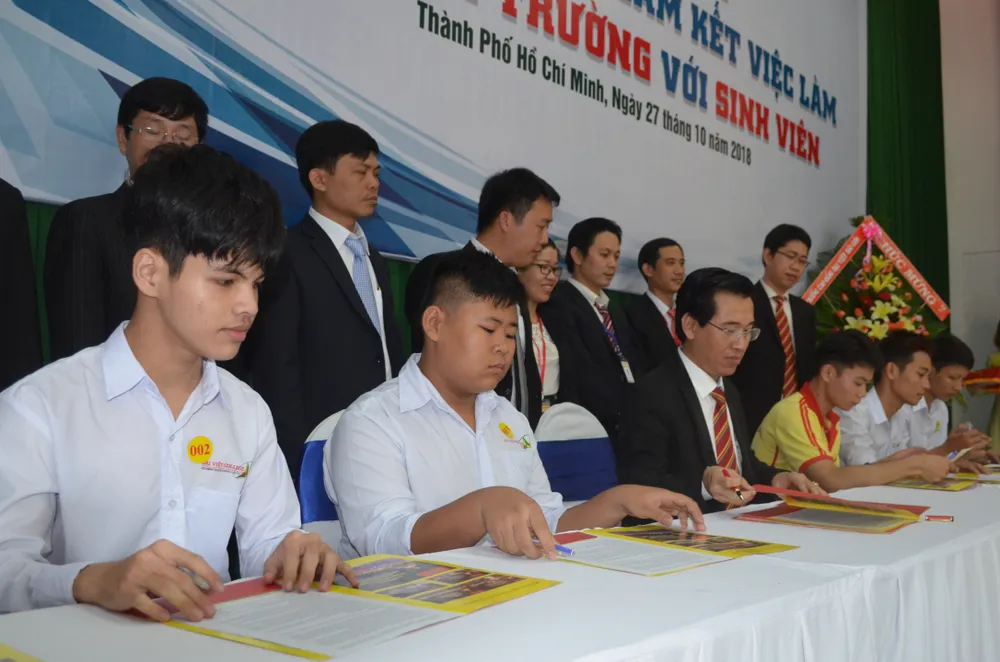 Hiệu trưởng ký hợp đồng “bao” việc làm cho gần 800 sinh viên ảnh 1