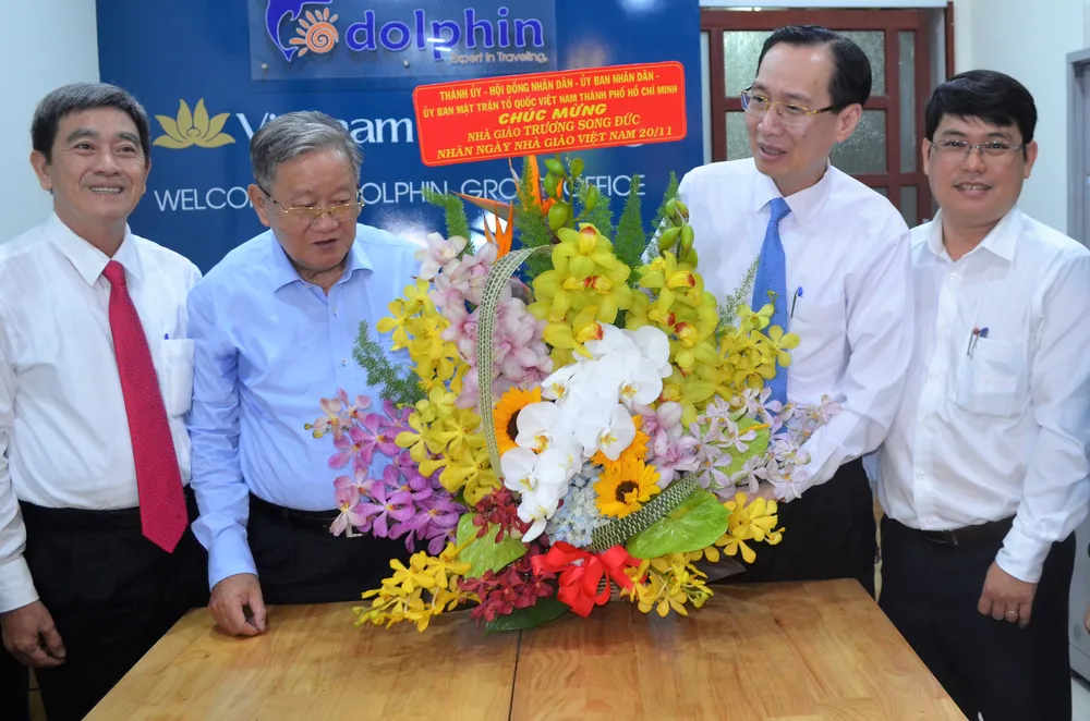 Lãnh đạo TPHCM thăm và chúc mừng nhà giáo lão thành ảnh 2