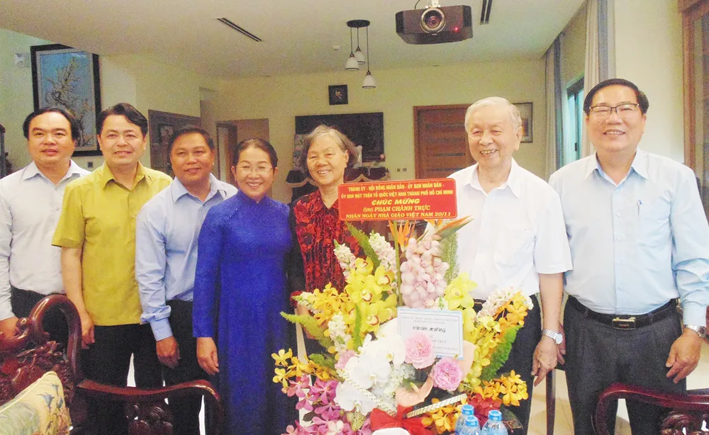 Lãnh đạo TPHCM thăm các nhà giáo tiêu biểu ảnh 2