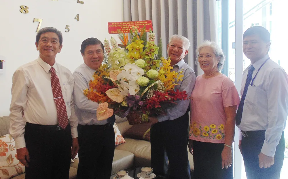 Bí thư Thành ủy TPHCM Nguyễn Thiện Nhân thăm và chúc mừng các nhà giáo tiêu biểu ảnh 3