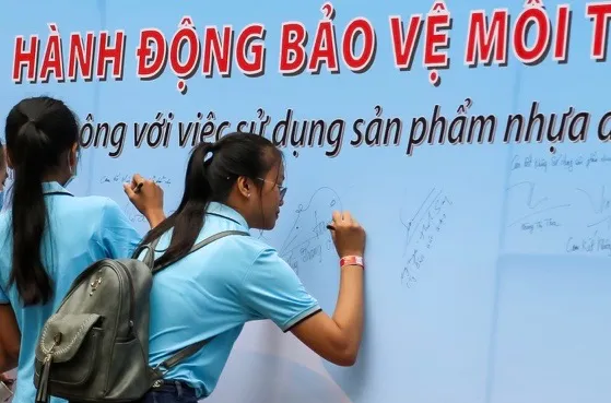 Gần 1.000 sinh viên hưởng ứng chương trình nói không với ly, ống hút nhựa  ảnh 2