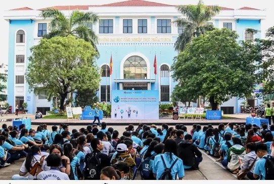 Gần 1.000 sinh viên hưởng ứng chương trình nói không với ly, ống hút nhựa  ảnh 1