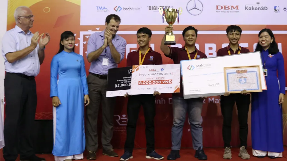 Sinh viên Trường ĐH Nguyễn Tất Thành vô địch cuộc thi VGU Robocon 2019  ảnh 1