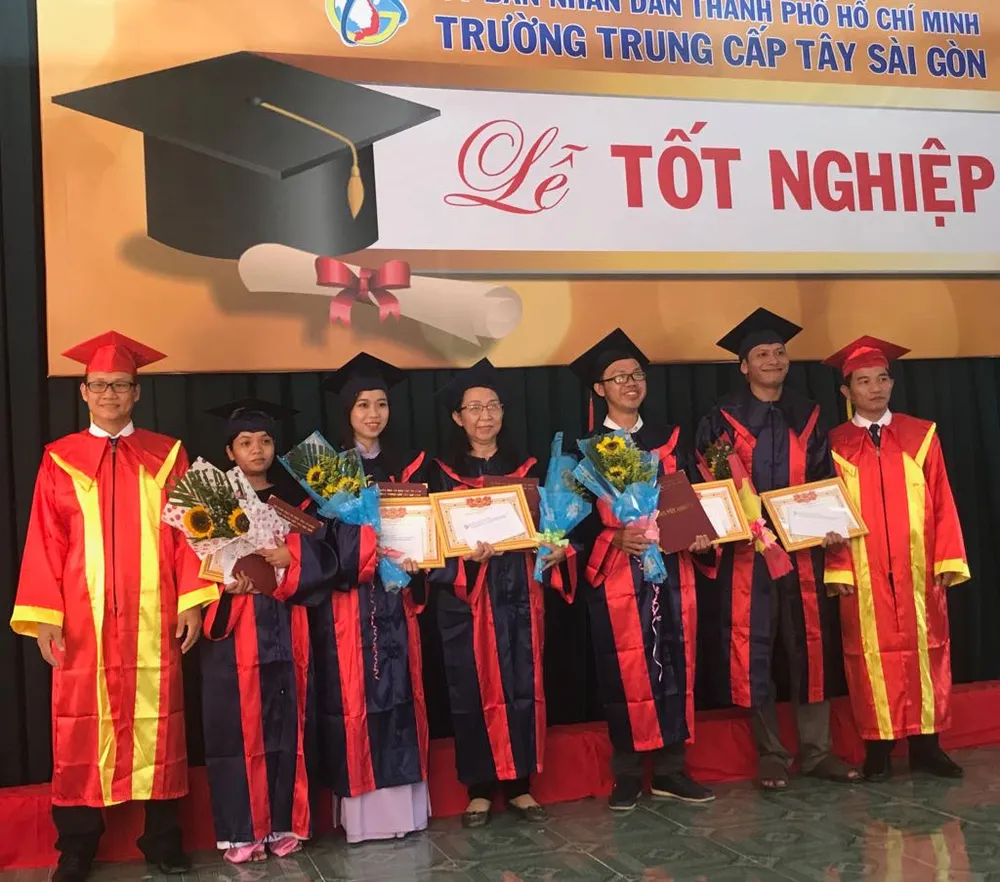 Gần 600 “cụ” sinh viên nhận bằng tốt nghiệp trung cấp ảnh 1