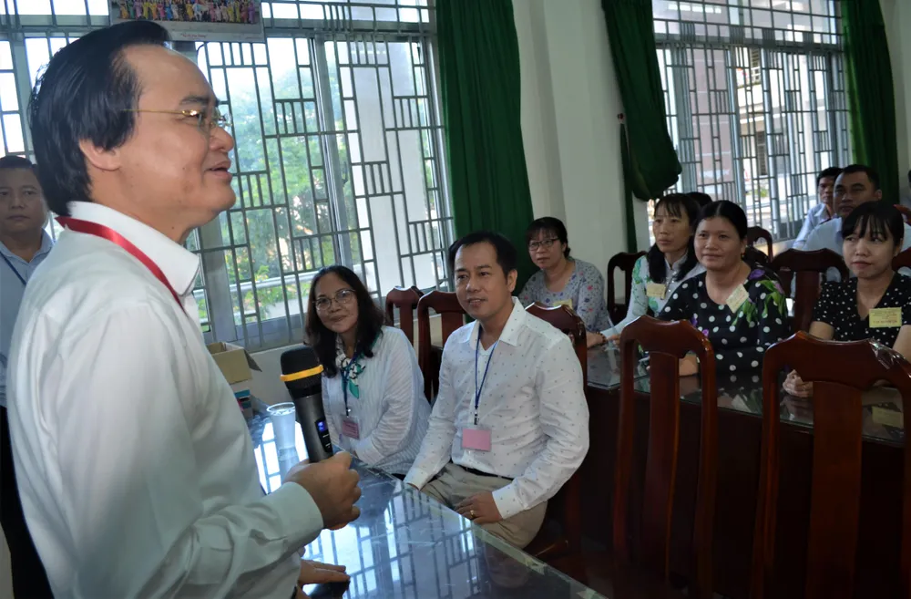 Bộ trưởng Phùng Xuân Nhạ kiểm tra tình hình thi tại Long An ảnh 1