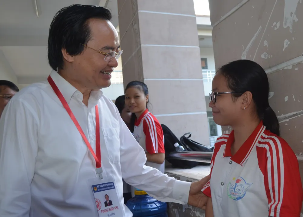 Bộ trưởng Phùng Xuân Nhạ kiểm tra tình hình thi tại Long An ảnh 2