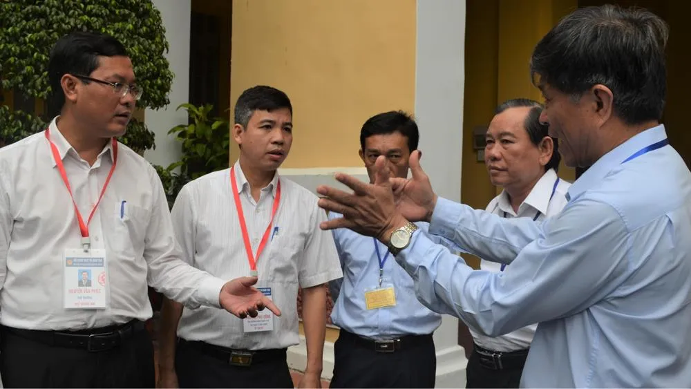 Đoàn kiểm tra trao đổi với Ban chấm thi cụm thi TPHCM 